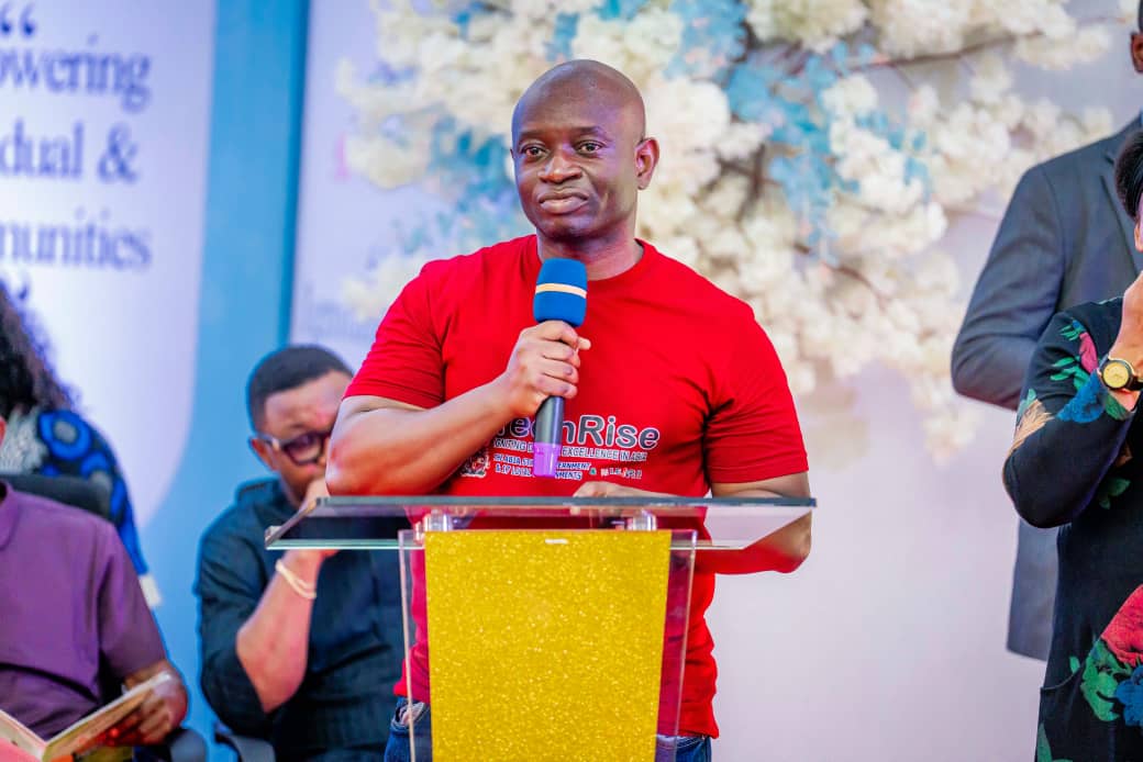 LearnFactory founder Chibueze Ukaegbu speaking at a TechRise graduation